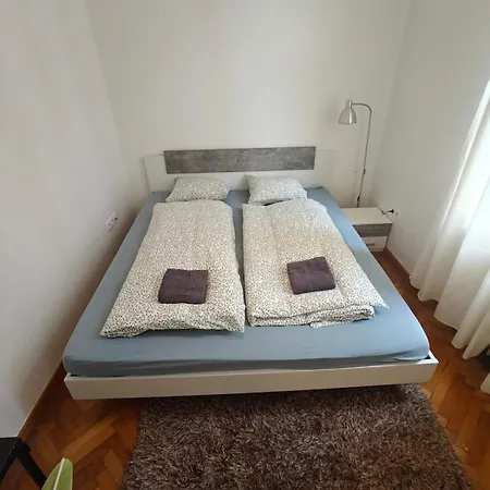 Huge Retro - 100 Sqm - Near Train Station *