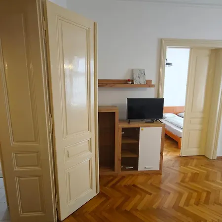 Huge Retro - 100 Sqm - Near Train Station *