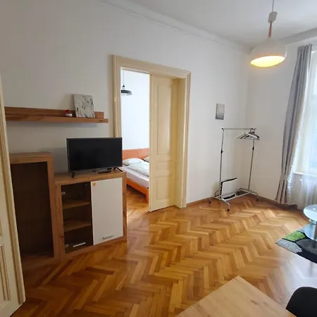 Huge Retro - 100 Sqm - Near Train Station 아파트 *